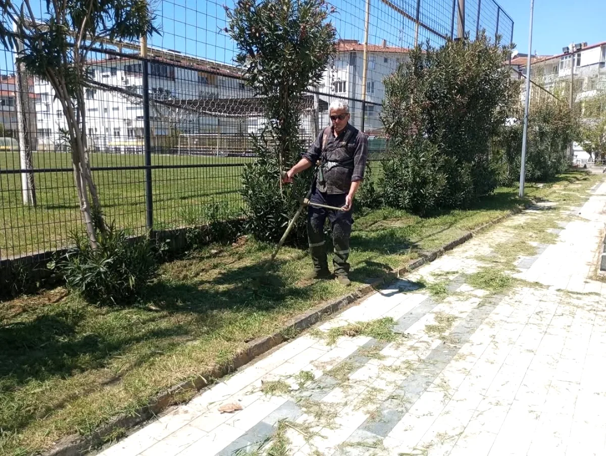 Çınarcık'ta Çocuk Parkı ve Kaldırımlara Bahar Temizliği Çınarcık'ta Çocuk Parkı ve Kaldırımlara Bahar Temizliği