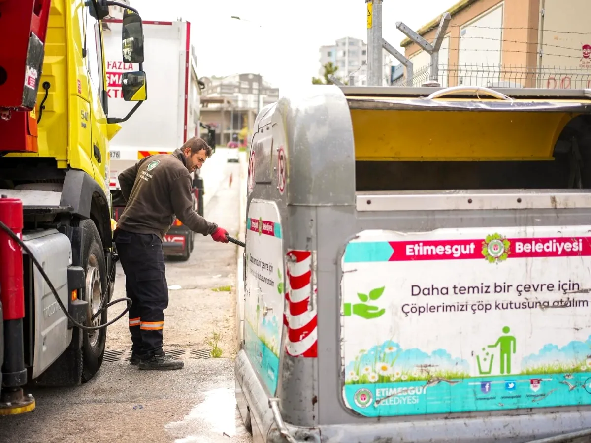 Etimesgut'ta Yer Altı Çöp Konteynerleri Yüksek Basınçla Temizlendi Etimesgut'ta Yer Altı Çöp Konteynerleri Yüksek Basınçla Temizlendi