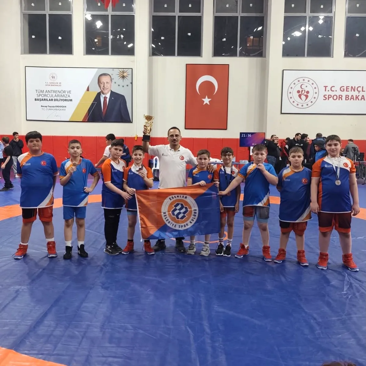 Esenler'den Minik Güreşçiler İstanbul'da Fırtına Estirdi! 6 Sporcu Dereceyle Döndü Esenler'den Minik Güreşçiler İstanbul'da Fırtına Estirdi! 6 Sporcu Dereceyle Döndü