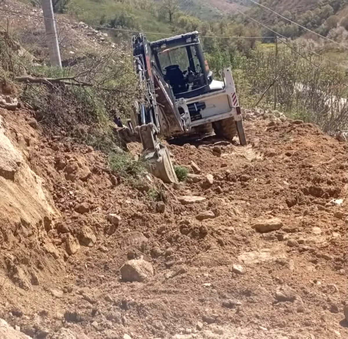 Kiraz'da Karabolu Mahallesi'nde Yol ve Şarampol Temizliği Kiraz'da Karabolu Mahallesi'nde Yol ve Şarampol Temizliği
