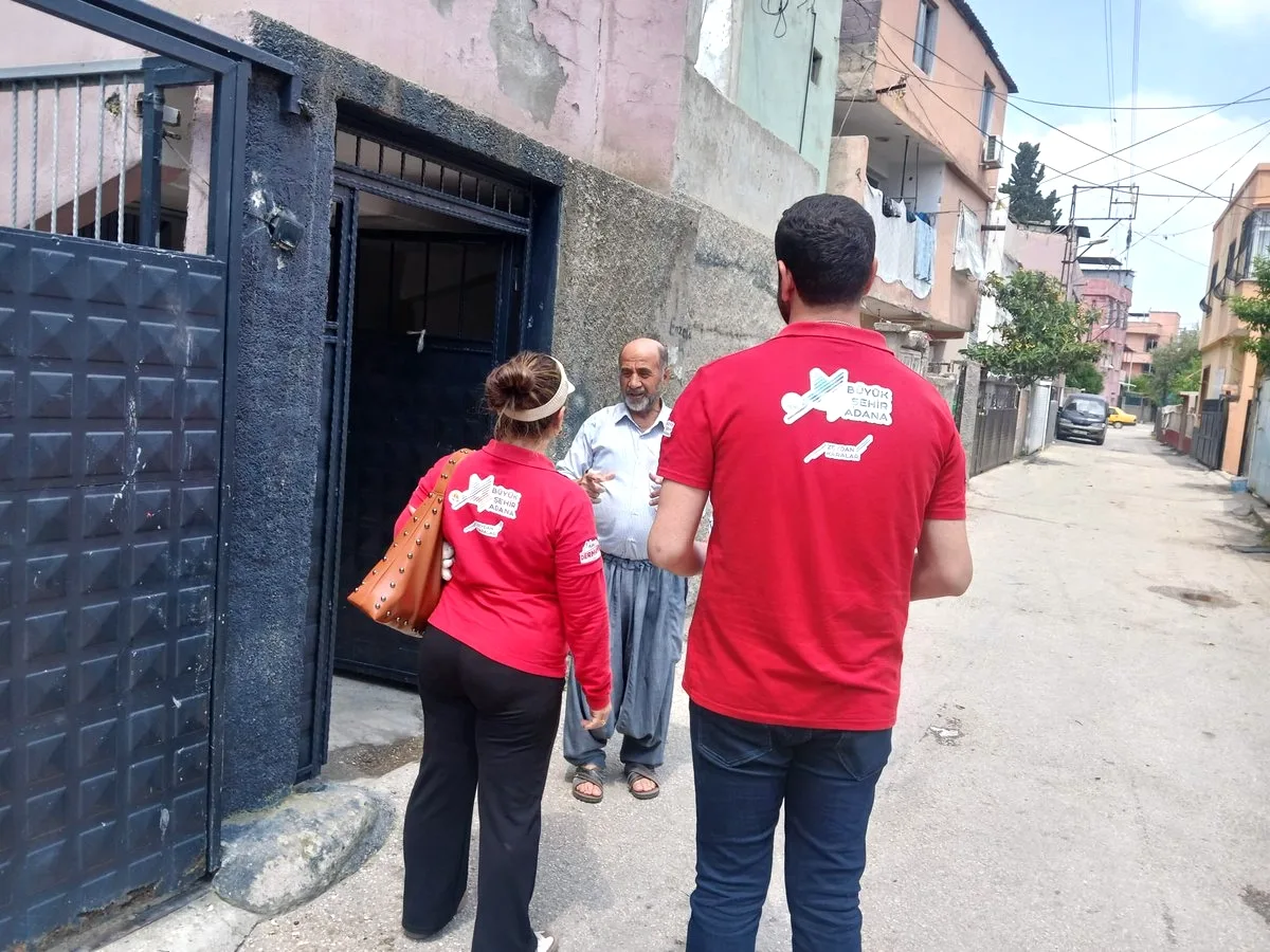 Adana'da Derman Ekibi Onur Mahallesi'nde Vatandaşın Kapısında Adana'da Derman Ekibi Onur Mahallesi'nde Vatandaşın Kapısında