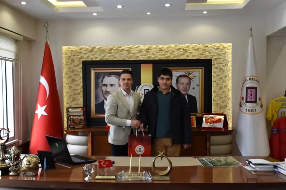 Dazkırı'da Yeşilay Resim Yarışmasında İl Birincisi Kaan Hozer Ağırlandı Dazkırı'da Yeşilay Resim Yarışmasında İl Birincisi Kaan Hozer Ağırlandı