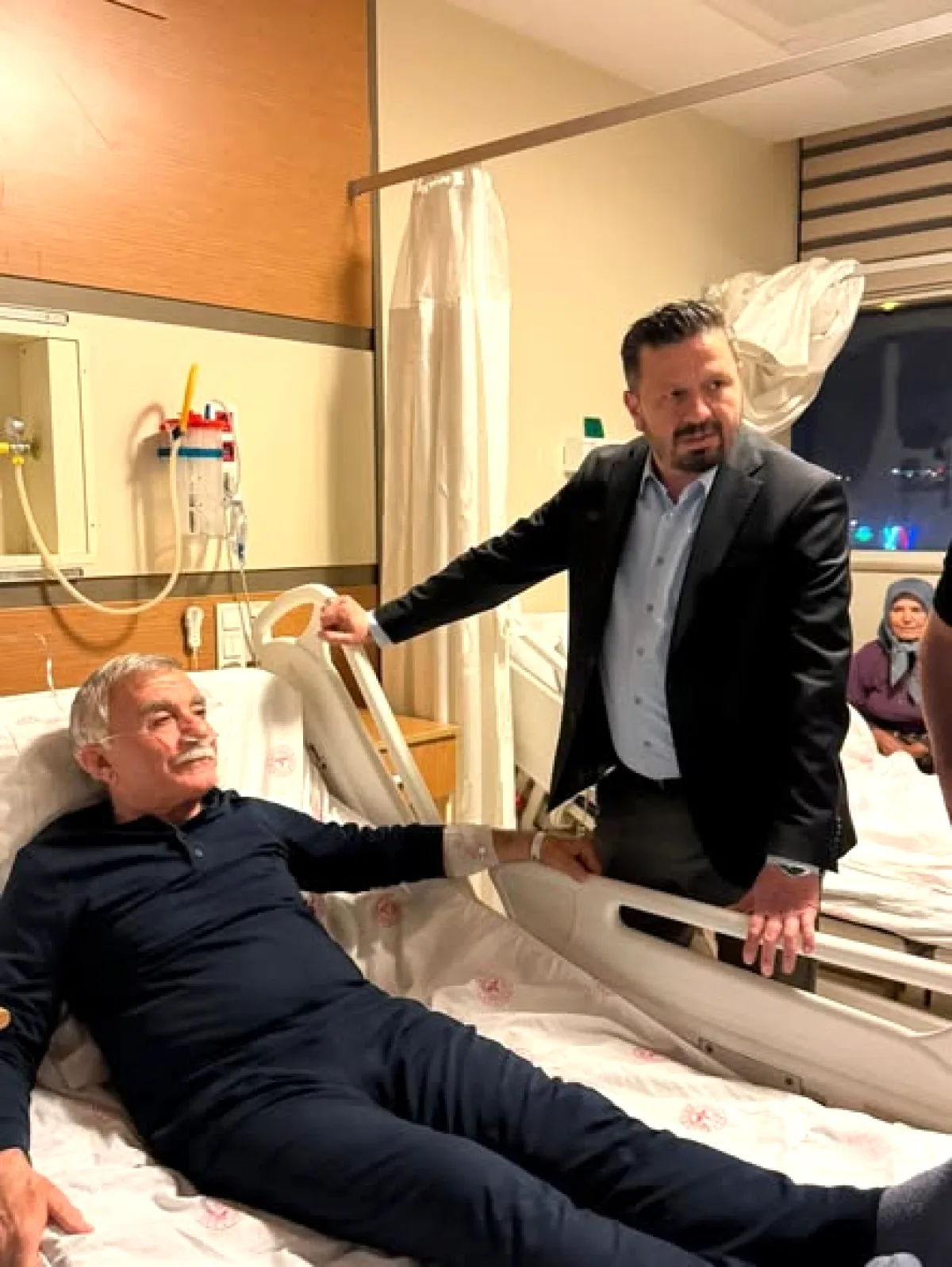 AK Parti Balıkesir İl Başkanı Aydemir'den Hasta Ziyareti AK Parti Balıkesir İl Başkanı Aydemir'den Hasta Ziyareti