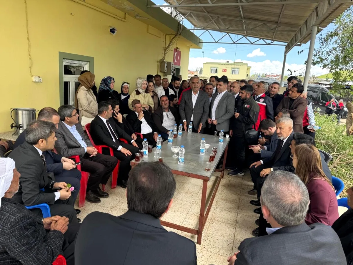 Nizip'te Hasar Gören Mahalleler Ziyaret Edildi: Gül ve Çelikaslan'dan Dayanışma Mesajı Nizip'te Hasar Gören Mahalleler Ziyaret Edildi: Gül ve Çelikaslan'dan Dayanışma Mesajı