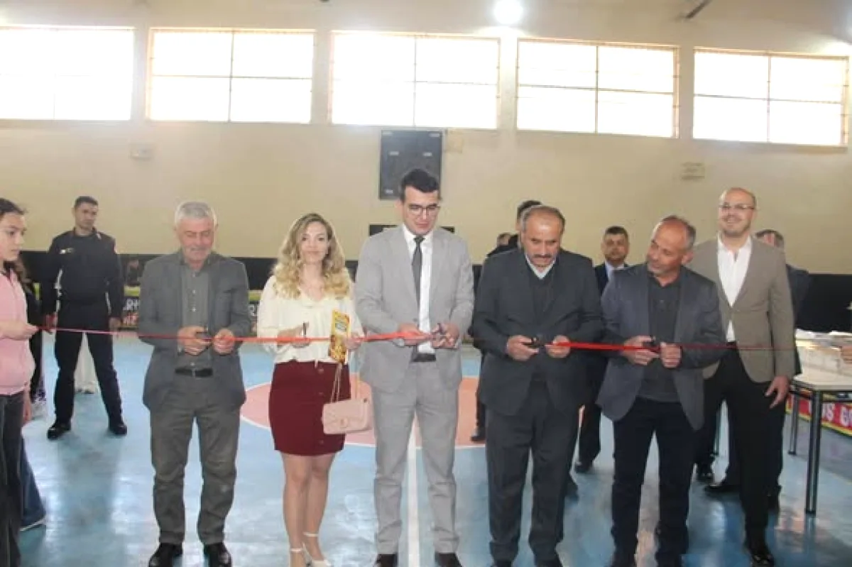 Evciler'de 3. Kitap Fuarı Açıldı: Kaymakam ve Belediye Başkanı Sahnedeydi Evciler'de 3. Kitap Fuarı Açıldı: Kaymakam ve Belediye Başkanı Sahnedeydi