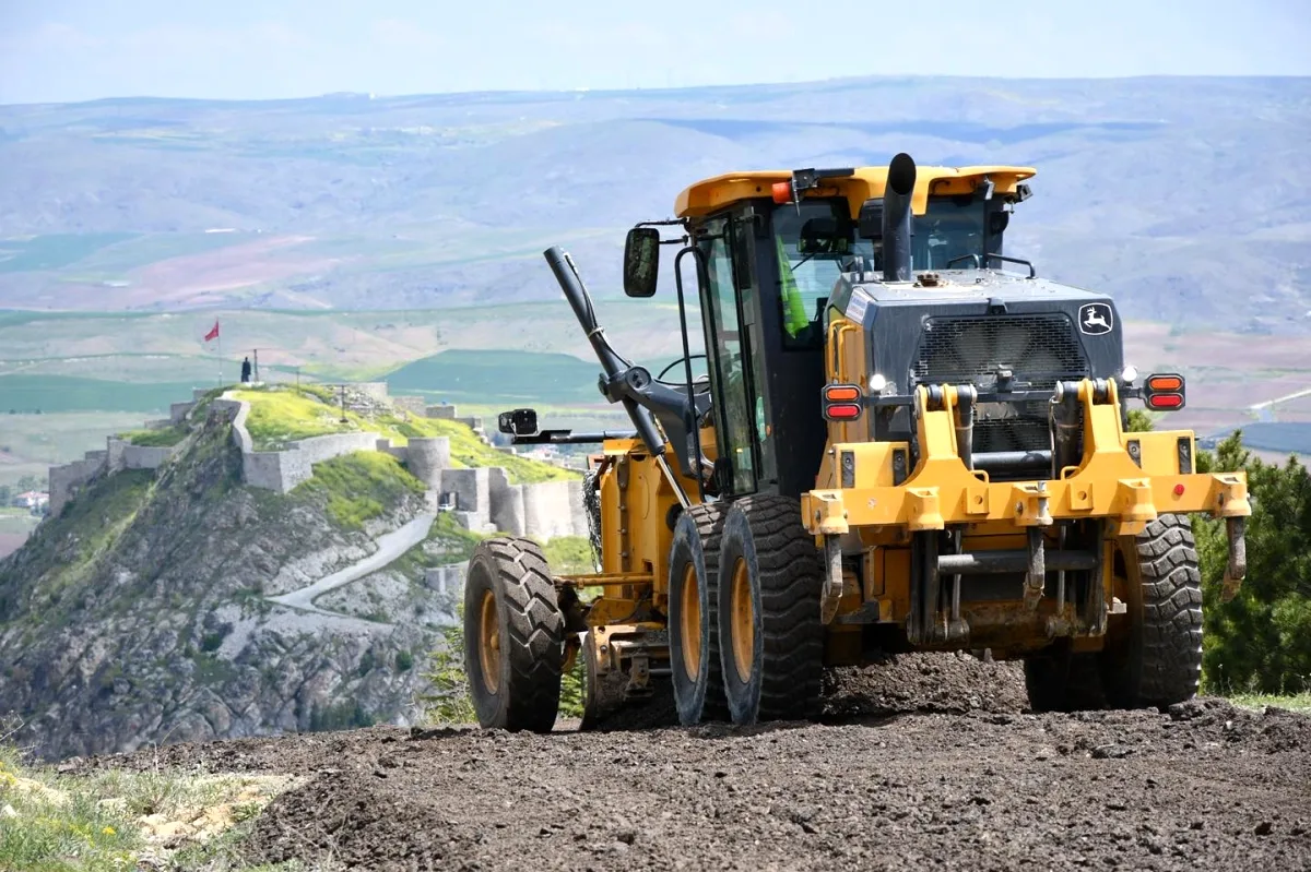 Kalecik'te Yollar Toza Karşı Kumlanıyor: Çanşa Kale Mahallesi'nde Devam Eden Çalışma Kalecik'te Yollar Toza Karşı Kumlanıyor: Çanşa Kale Mahallesi'nde Devam Eden Çalışma