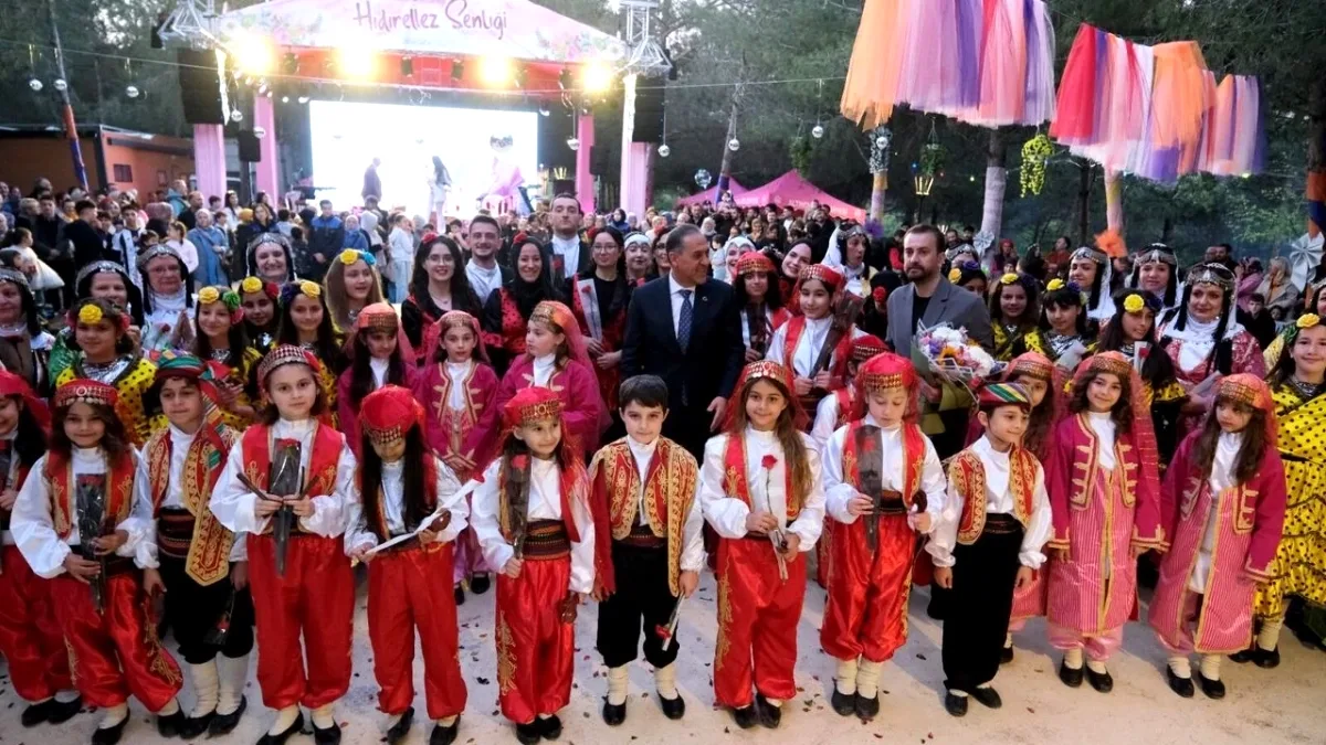 Altınova'da UNESCO Mirası Hıdırellez Coşkusu: Binlerce Vatandaş Bayraktepe'de Altınova'da UNESCO Mirası Hıdırellez Coşkusu: Binlerce Vatandaş Bayraktepe'de