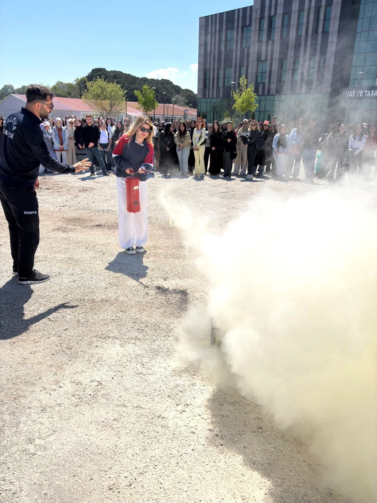 Yalova'da Üniversitelilere Uygulamalı Yangın Eğitimi: İşte Hayat Kurtaran Detaylar Yalova'da Üniversitelilere Uygulamalı Yangın Eğitimi: İşte Hayat Kurtaran Detaylar