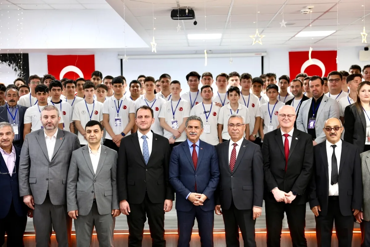 Gemlik'te Genç Mucitlerin Projeleri Belediye Başkanını Büyüledi Gemlik'te Genç Mucitlerin Projeleri Belediye Başkanını Büyüledi