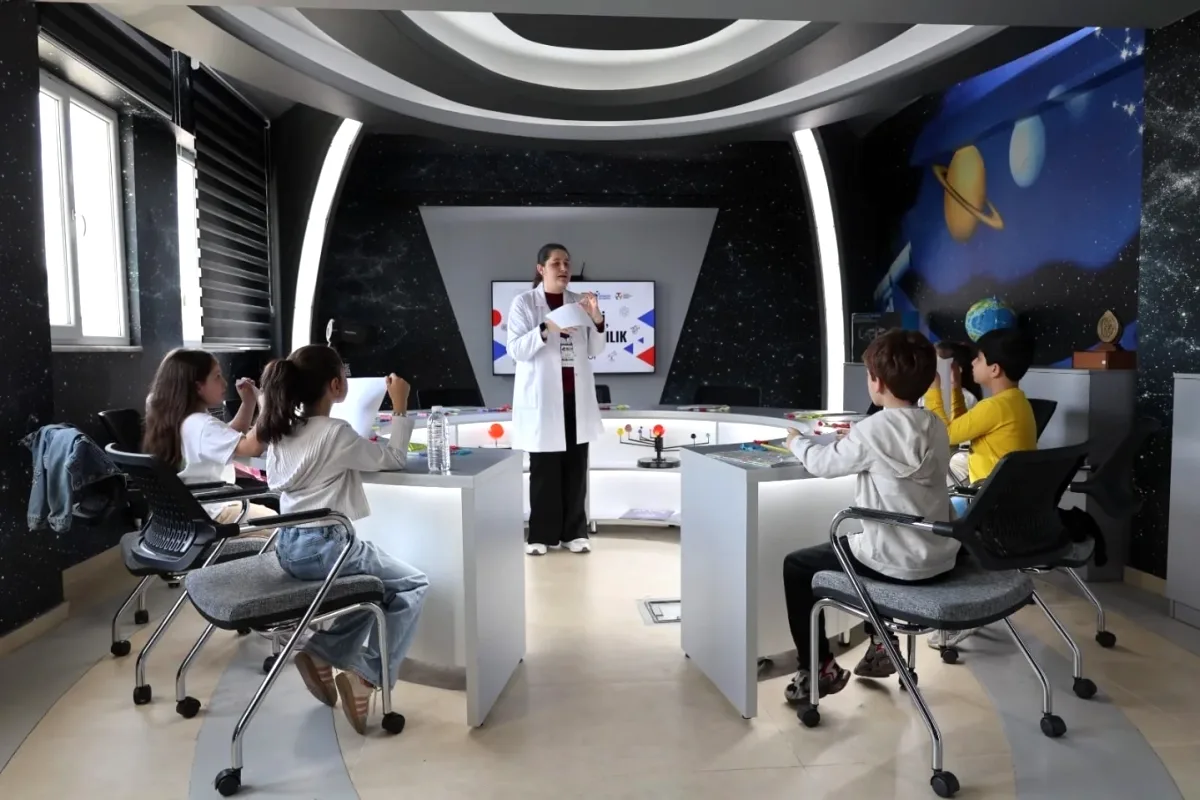 Esenlerli Çocuklar Bilimle Tanışıyor: Hayallerine Açılan Kapı Esenlerli Çocuklar Bilimle Tanışıyor: Hayallerine Açılan Kapı