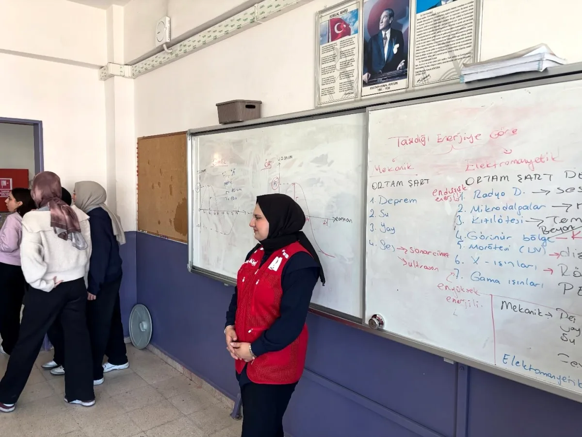 Genç Kızılay Başakşehir'den Okula Eğitim Ziyareti Genç Kızılay Başakşehir'den Okula Eğitim Ziyareti