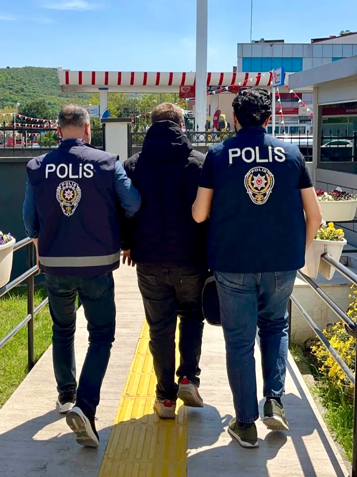 Yalova'da 12 Yıl 6 Ay Hapis Cezalı Aranan Şahıs Yakalandı Yalova'da 12 Yıl 6 Ay Hapis Cezalı Aranan Şahıs Yakalandı