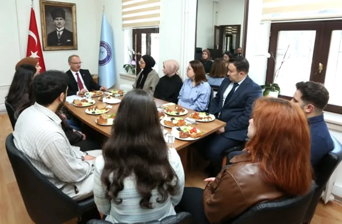 Gazi Üniversitesi'nde 100. Yıl Coşkusu: Öğrencilere Kalpli Pasta Jest Gazi Üniversitesi'nde 100. Yıl Coşkusu: Öğrencilere Kalpli Pasta Jest