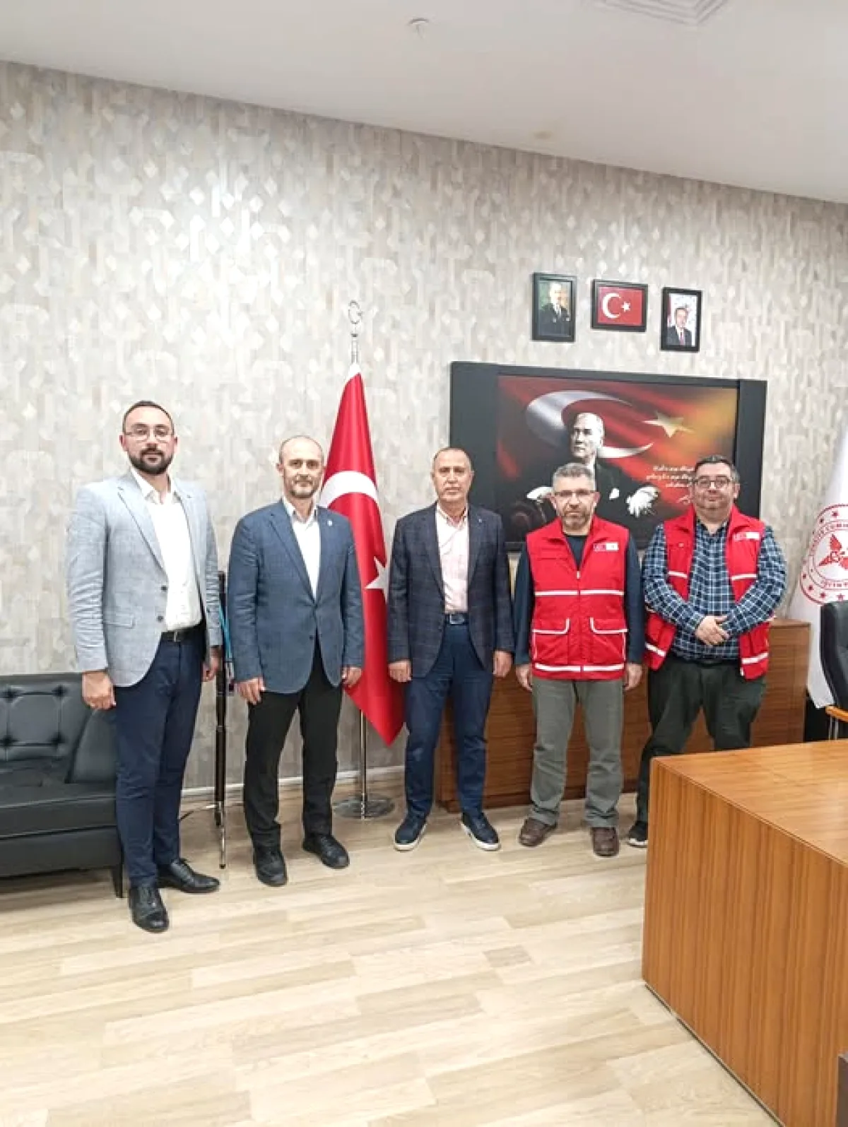 Kızılay'dan Afyonkarahisar Devlet Hastanesi Başhekimi'ne Ziyaret Kızılay'dan Afyonkarahisar Devlet Hastanesi Başhekimi'ne Ziyaret