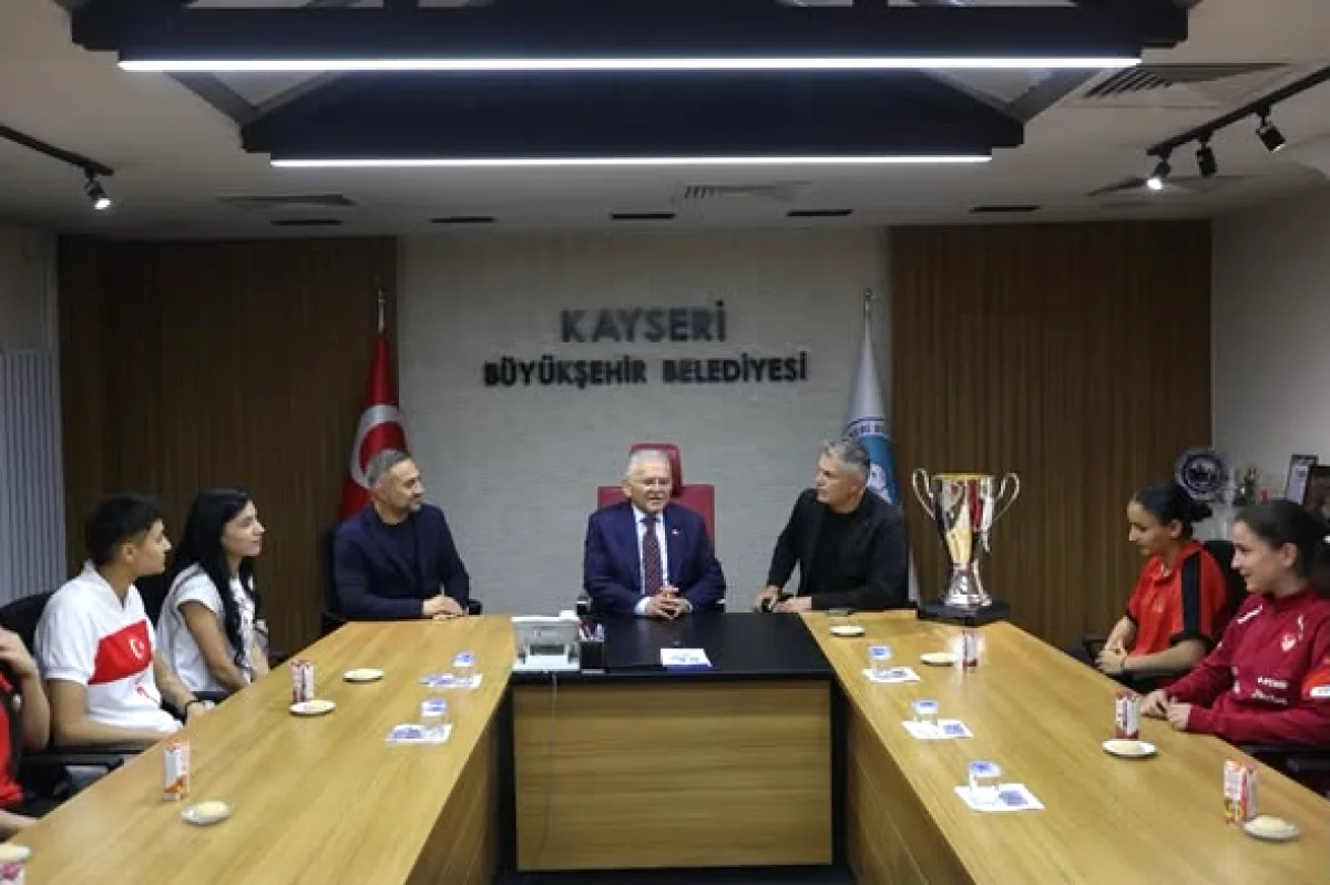Kayseri Kadın Futbol Takımı Süper Lig'e Yükseldi, Belediyede Gururla Ağırlandı Kayseri Kadın Futbol Takımı Süper Lig'e Yükseldi, Belediyede Gururla Ağırlandı