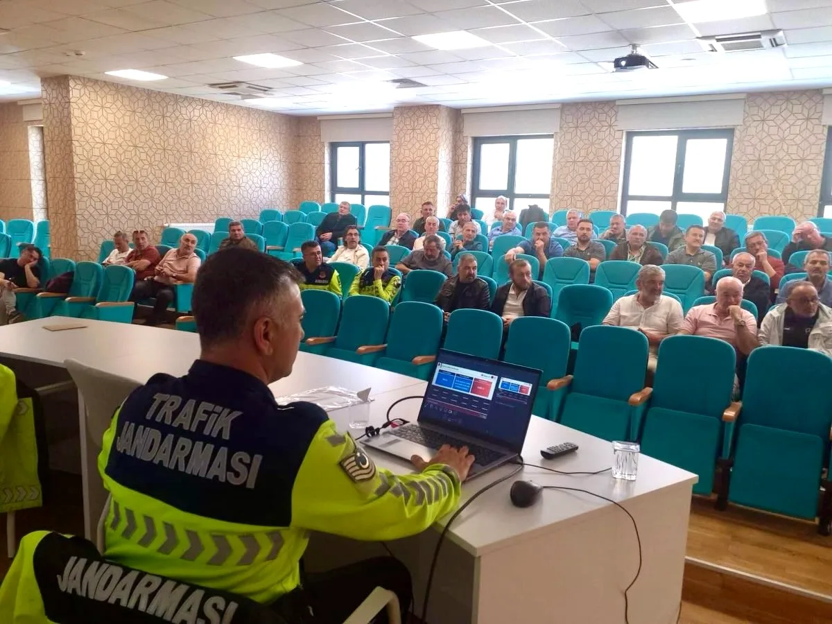 Şile'de Okul ve Maden Sürücüleri Trafik Eğitiminden Geçti Şile'de Okul ve Maden Sürücüleri Trafik Eğitiminden Geçti