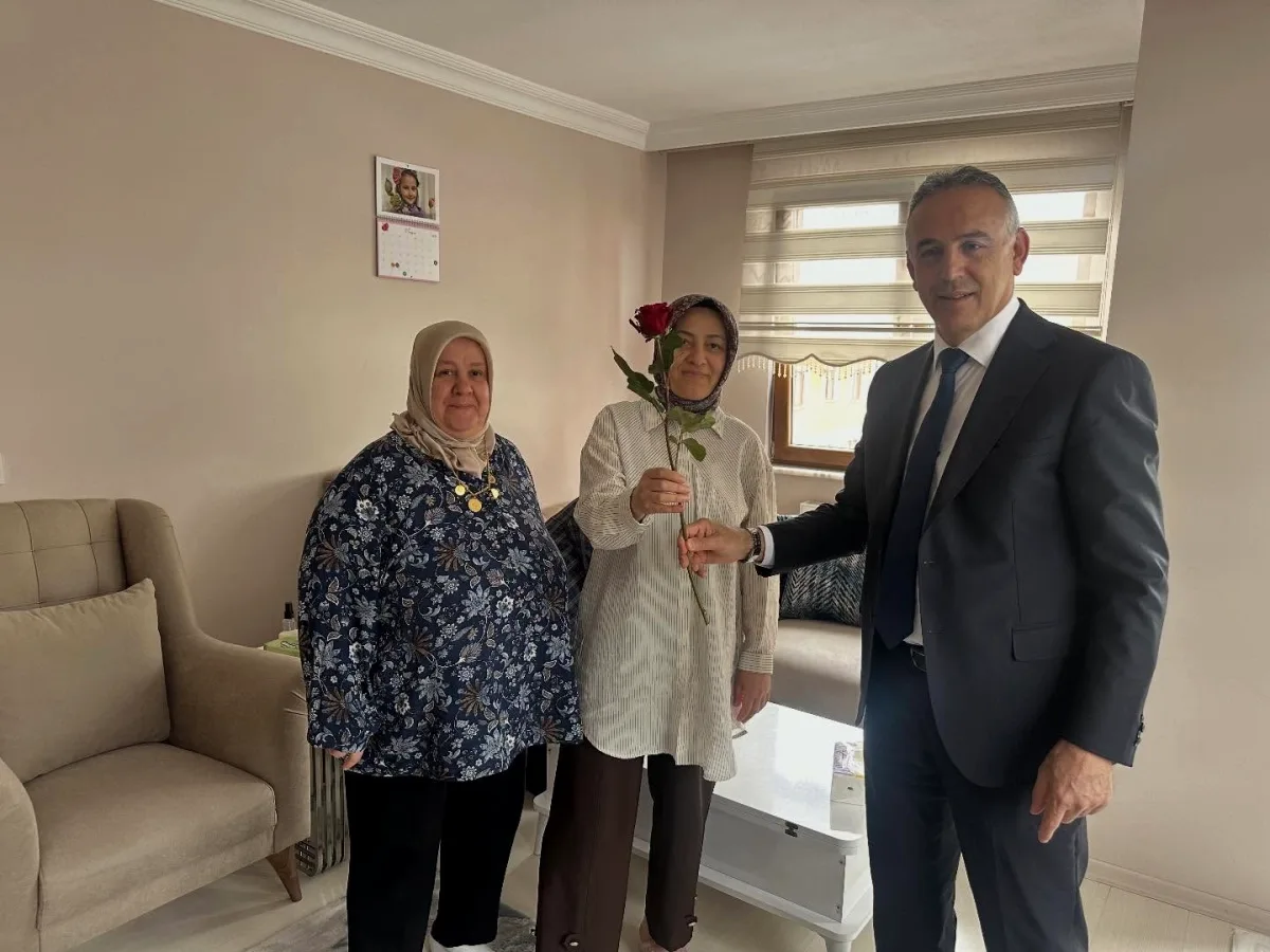 AK Parti Ümraniye İlçe Başkanı Özdemir, Eski Teşkilat Üyesini Evinde Ziyaret Etti AK Parti Ümraniye İlçe Başkanı Özdemir, Eski Teşkilat Üyesini Evinde Ziyaret Etti