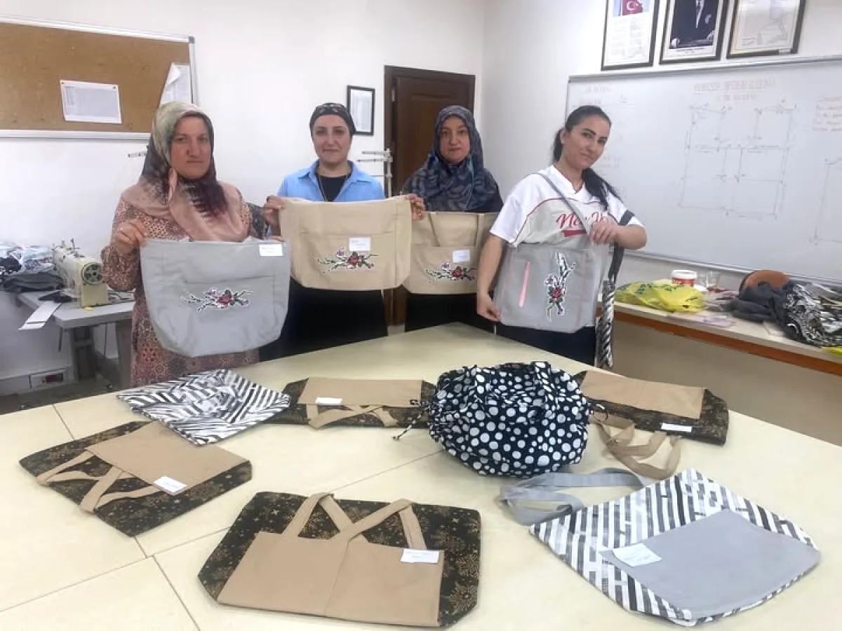 Pursaklar'da Anneler Günü İçin Özel Çantalar Dikildi Pursaklar'da Anneler Günü İçin Özel Çantalar Dikildi