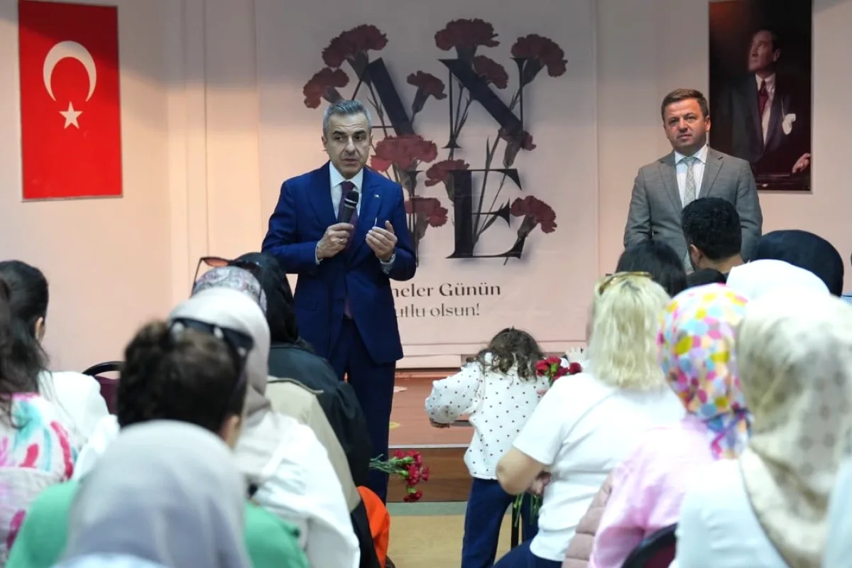 Beyoğlu'da Anneler Günü Coşkusu: Minik Ellerden Duygusal Kutlama Beyoğlu'da Anneler Günü Coşkusu: Minik Ellerden Duygusal Kutlama