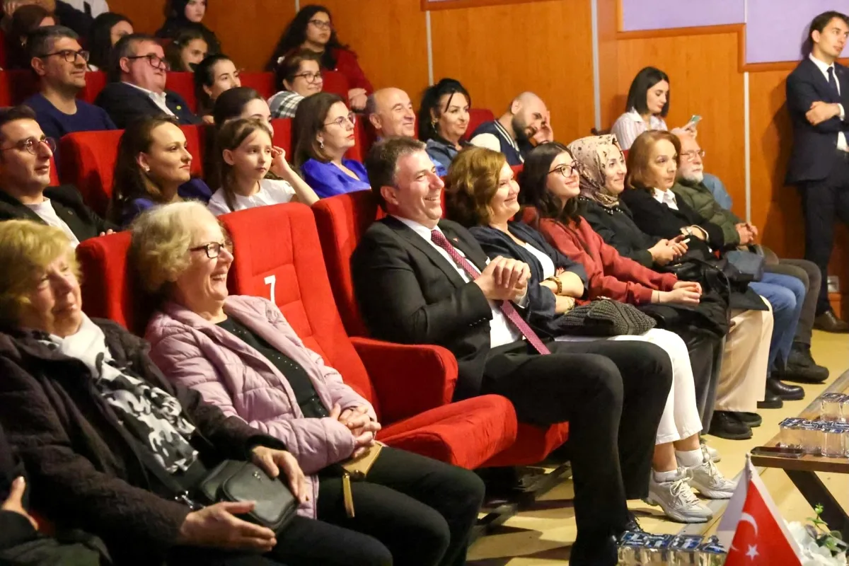 Çatalca'da Tiyatro Gecesi: Kara Ceketli Adam Sahnelendi Çatalca'da Tiyatro Gecesi: Kara Ceketli Adam Sahnelendi