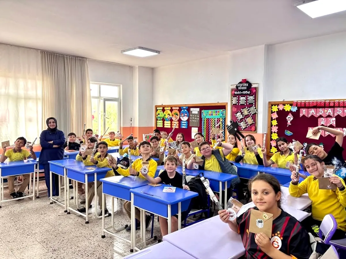 Altınova'da Minik Öğrencilerden Anneler Günü'nde Duygusal Mesaj Altınova'da Minik Öğrencilerden Anneler Günü'nde Duygusal Mesaj