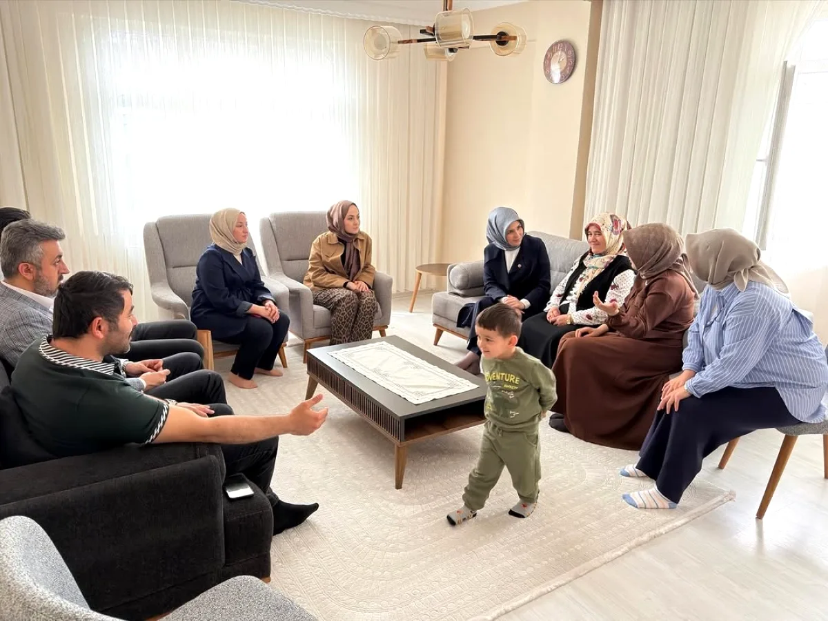 Gaziosmanpaşa'da Milletvekili Büşra Paker'den Mahalle Başkanının Annesine Vefa Ziyareti Gaziosmanpaşa'da Milletvekili Büşra Paker'den Mahalle Başkanının Annesine Vefa Ziyareti