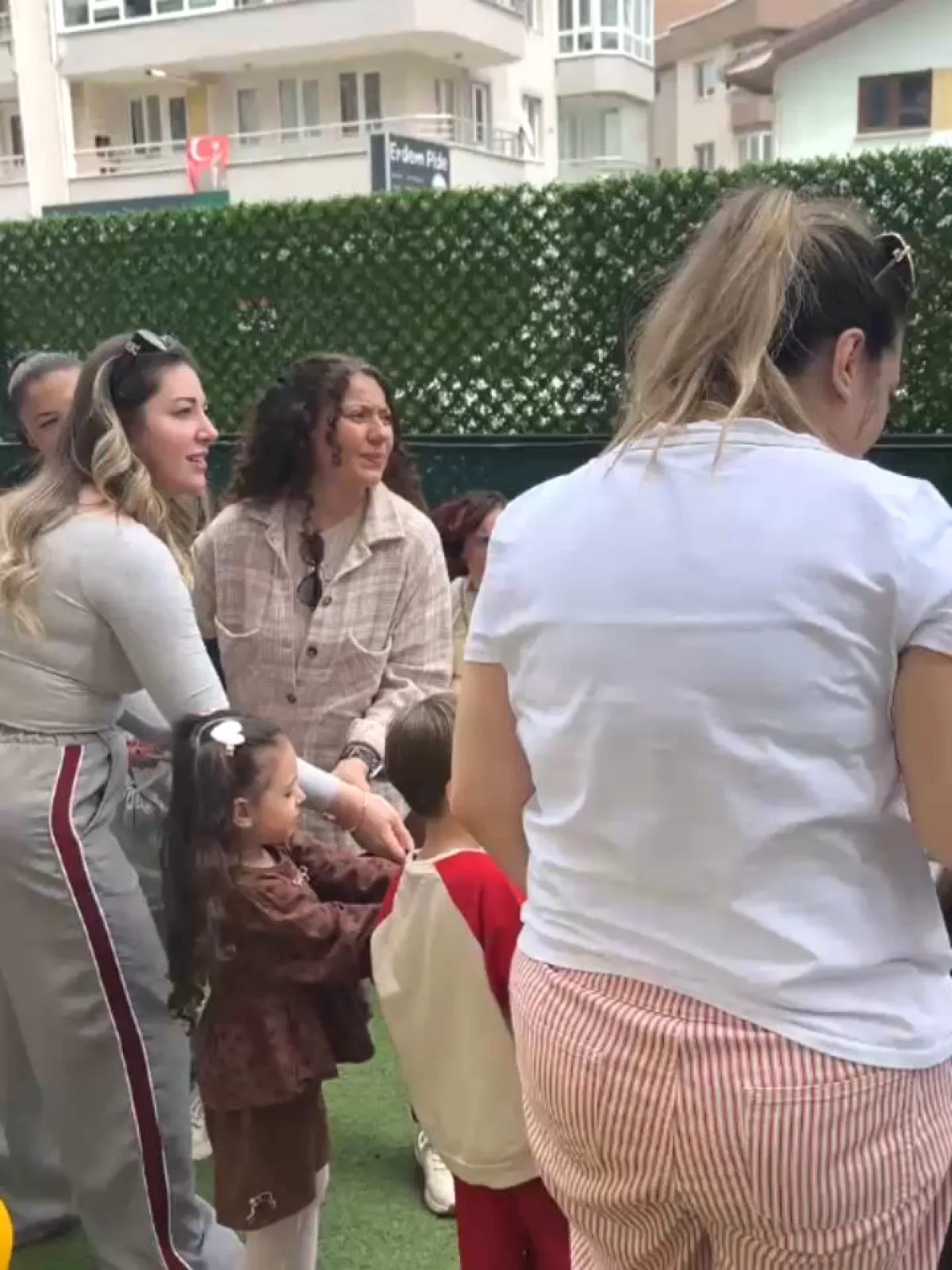 Mudanya'da Minik Ellerden Anneler Günü Sürprizi Mudanya'da Minik Ellerden Anneler Günü Sürprizi