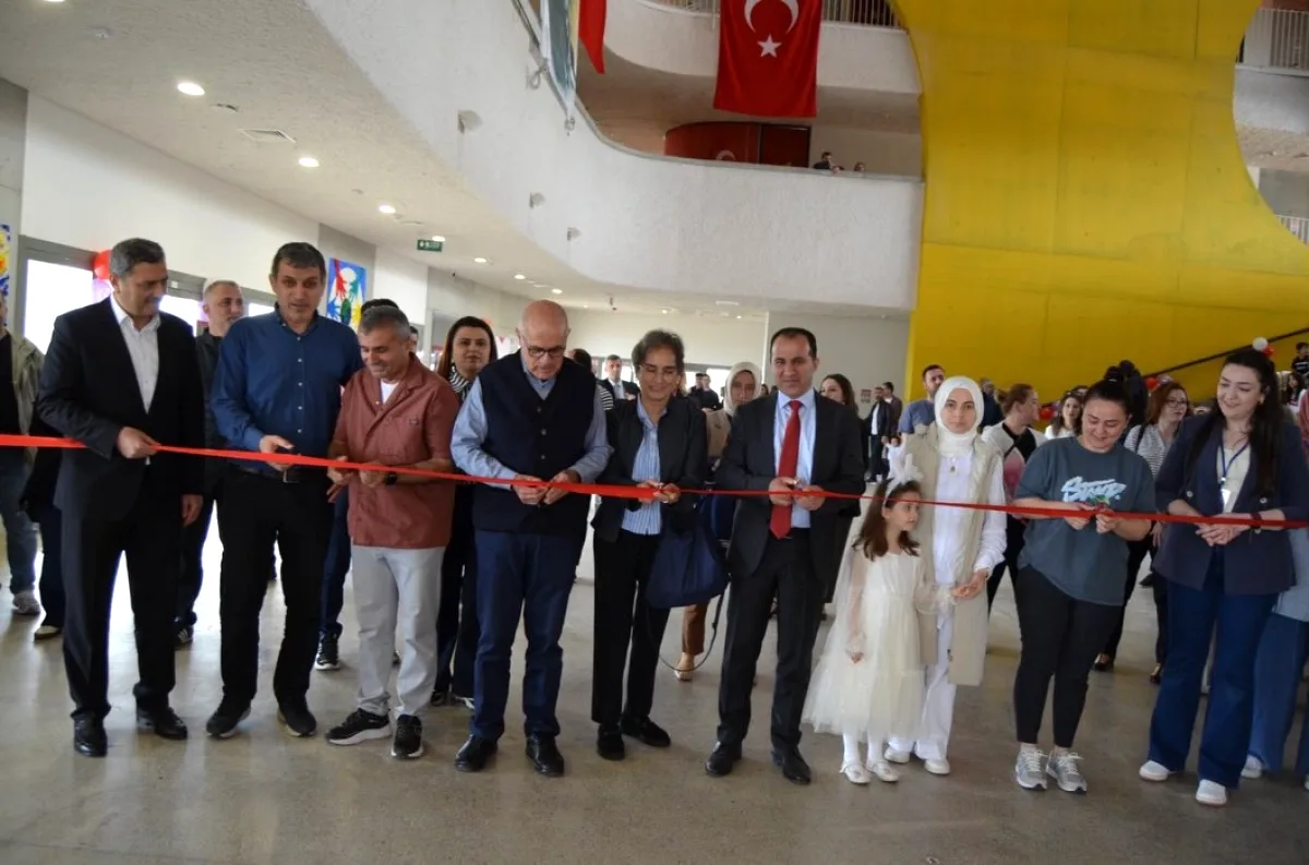 Gebze'de Genç Mucitler TÜBİTAK Bilim Fuarı'nda Hünerlerini Sergiledi Gebze'de Genç Mucitler TÜBİTAK Bilim Fuarı'nda Hünerlerini Sergiledi