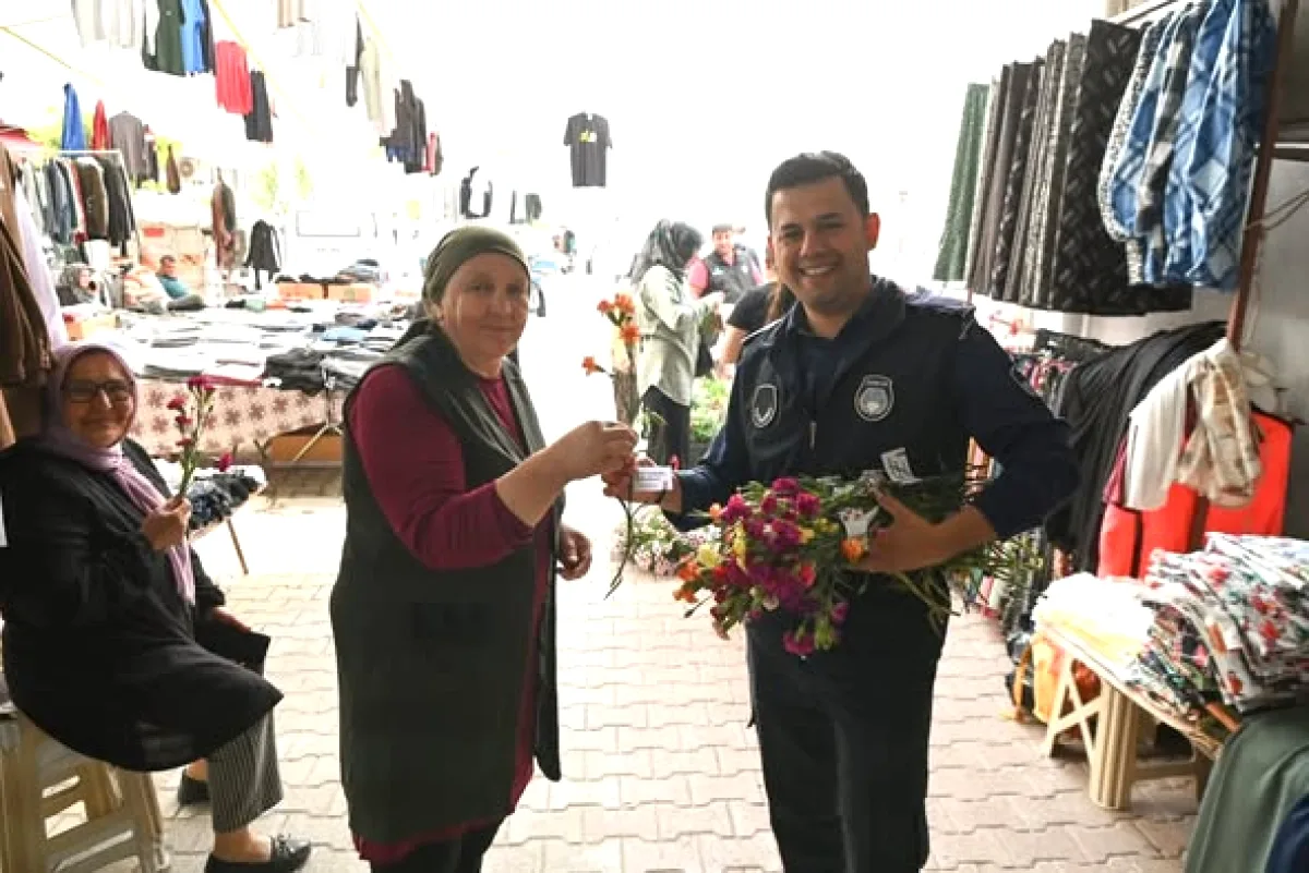 Demre'de Anneler Günü Karanfil Ziyareti: Pazardan Hastaneye Tüm Annelere Sevgi Tokalaşması Demre'de Anneler Günü Karanfil Ziyareti: Pazardan Hastaneye Tüm Annelere Sevgi Tokalaşması