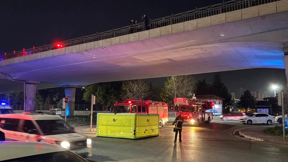 Kayseri'de Köprüde İntihar Girişimi: Polis Ekipleri Kritik Müdahaleyle Hayat Kurtardı Kayseri'de Köprüde İntihar Girişimi: Polis Ekipleri Kritik Müdahaleyle Hayat Kurtardı