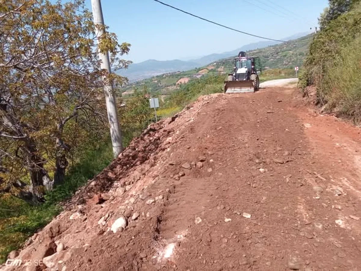 Kiraz'da Sel Riski Azaltıldı: Efeler Mevki'de Şarampol Temizliği Tamamlandı Kiraz'da Sel Riski Azaltıldı: Efeler Mevki'de Şarampol Temizliği Tamamlandı