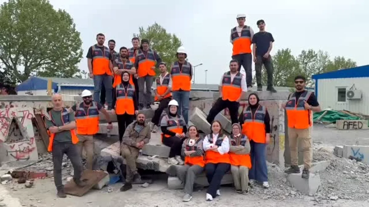 Sultangazi AFAD Gönüllüleri Bakırköy'de Enkaz Eğitiminde Sahada Sultangazi AFAD Gönüllüleri Bakırköy'de Enkaz Eğitiminde Sahada