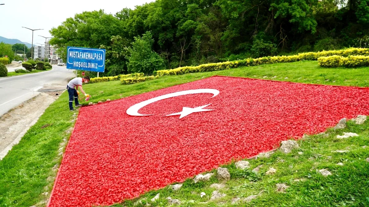 Mustafakemalpaşa'da İlçe Girişindeki Türk Bayrağı Anıtı Yenilendi Mustafakemalpaşa'da İlçe Girişindeki Türk Bayrağı Anıtı Yenilendi
