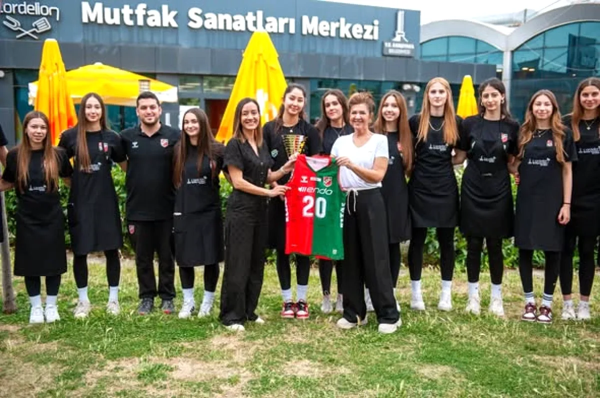 Karşıyaka'nın Genç Voleybol Şampiyonları Cordelion'da Ağırlandı Karşıyaka'nın Genç Voleybol Şampiyonları Cordelion'da Ağırlandı