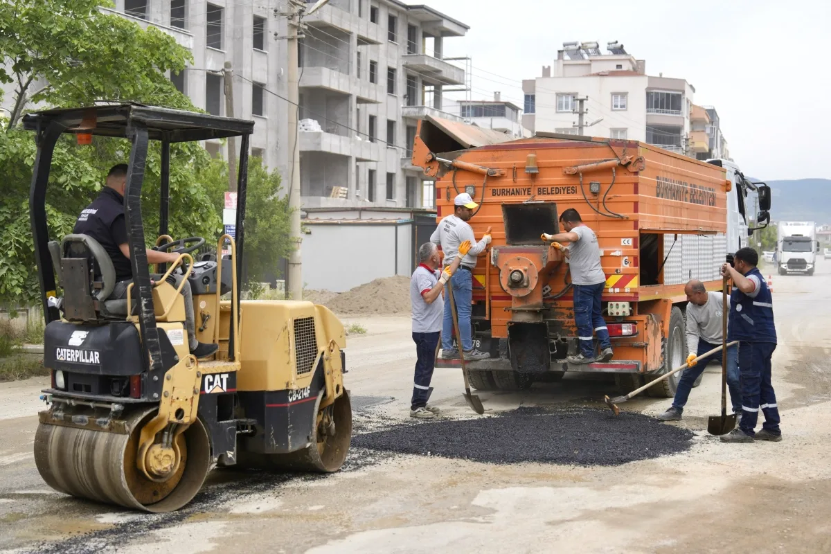 Burhaniye'de 12 Mahallede Eş Zamanlı Altyapı Seferberliği Burhaniye'de 12 Mahallede Eş Zamanlı Altyapı Seferberliği