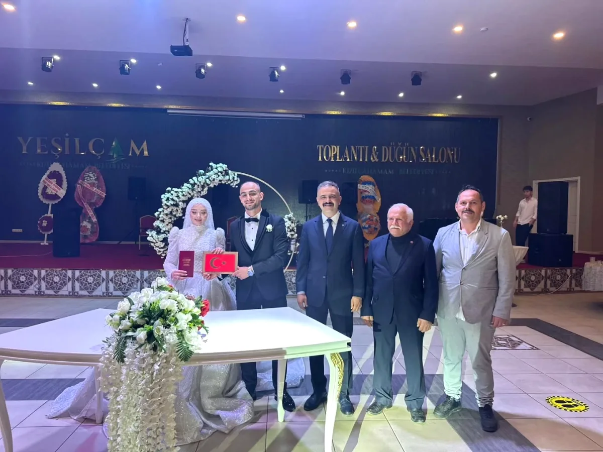 Kızılcahamam MHP'den Ömer ve Beyza Çiftine Düğün Ziyareti Kızılcahamam MHP'den Ömer ve Beyza Çiftine Düğün Ziyareti