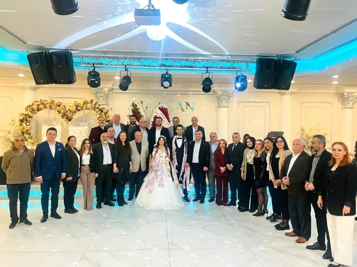 CHP Bağcılar'dan Meclis Üyesi Kızılboğa'nın Kızının Düğününe Katılım CHP Bağcılar'dan Meclis Üyesi Kızılboğa'nın Kızının Düğününe Katılım
