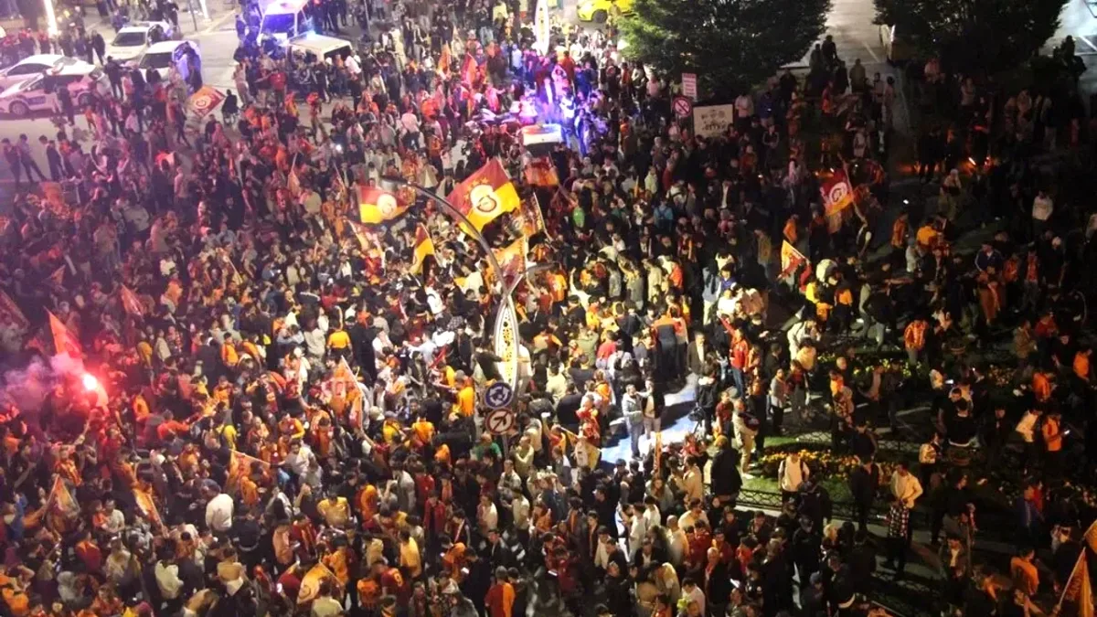 Yalova'da Galatasaray Coşkusu: Şampiyonluk Konvoyları İle Sokaklar Renklendi Yalova'da Galatasaray Coşkusu: Şampiyonluk Konvoyları İle Sokaklar Renklendi
