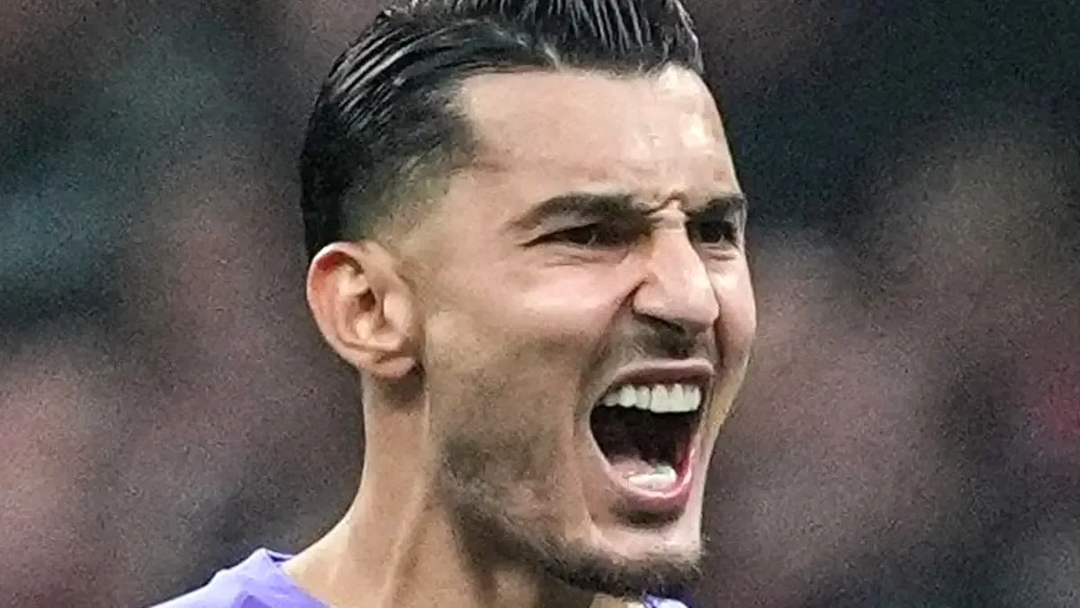Uğurcan Çakır'dan Trabzonspor'a Eldivenli Yanıt: Kupa Yanında Poz Uğurcan Çakır'dan Trabzonspor'a Eldivenli Yanıt: Kupa Yanında Poz