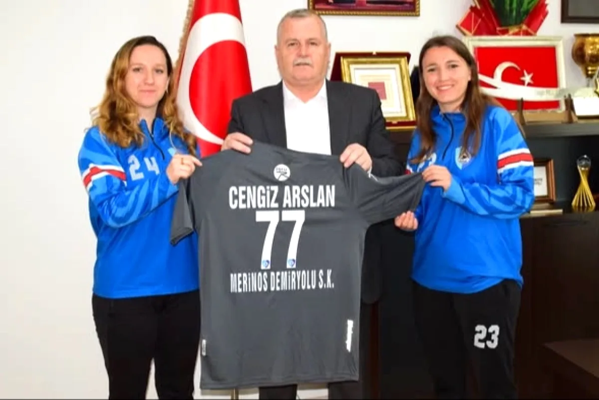 Yalova'da Merinos Demiryolu Kulübü Armutlu Belediye Başkanı Arslan'ı Ziyaret Etti Yalova'da Merinos Demiryolu Kulübü Armutlu Belediye Başkanı Arslan'ı Ziyaret Etti