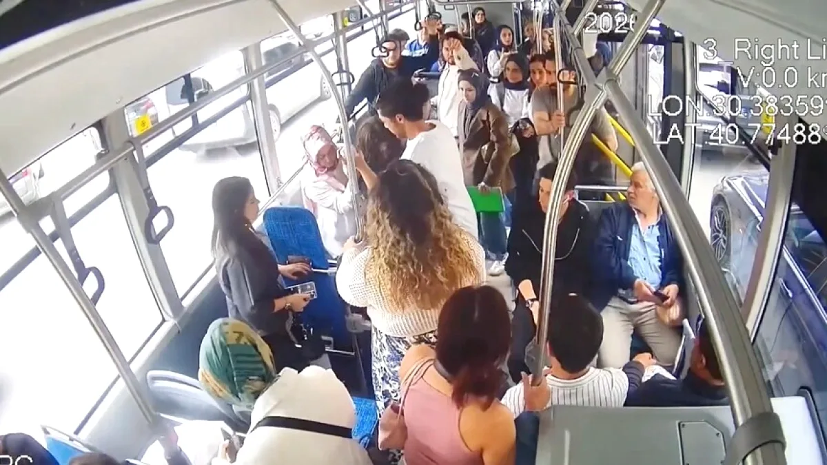 Sakarya'da Otobüs Şoförü Yolcuyu Hastaneye Yetiştirdi: O Anlar Kamerada Sakarya'da Otobüs Şoförü Yolcuyu Hastaneye Yetiştirdi: O Anlar Kamerada