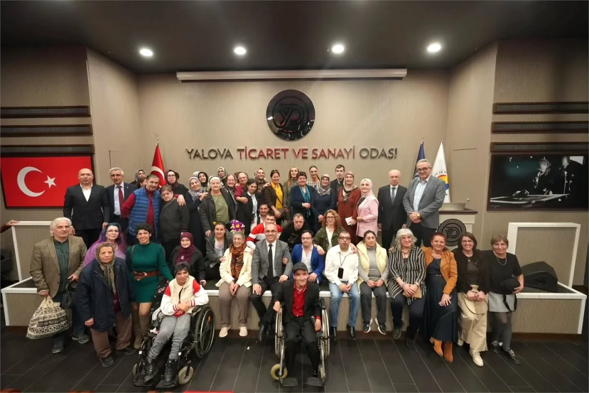 Yalova'da Anlam Dolu Tören: "Yılın Annesi" Lale Dondurmacıoğulları Oldu Yalova'da Anlam Dolu Tören: "Yılın Annesi" Lale Dondurmacıoğulları Oldu