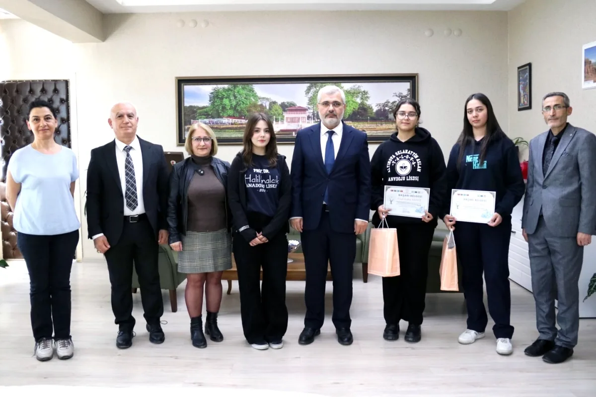 Yalova'da Afiş Yarışmasında Dereceye Giren Öğrencilere Ödül Yalova'da Afiş Yarışmasında Dereceye Giren Öğrencilere Ödül