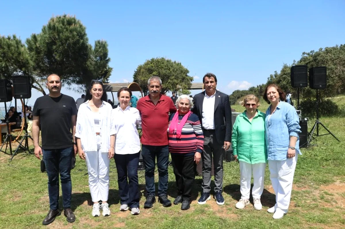 Adalar'da Anneler Günü Coşkusu: Heybeliada'da Aile Buluşması Adalar'da Anneler Günü Coşkusu: Heybeliada'da Aile Buluşması
