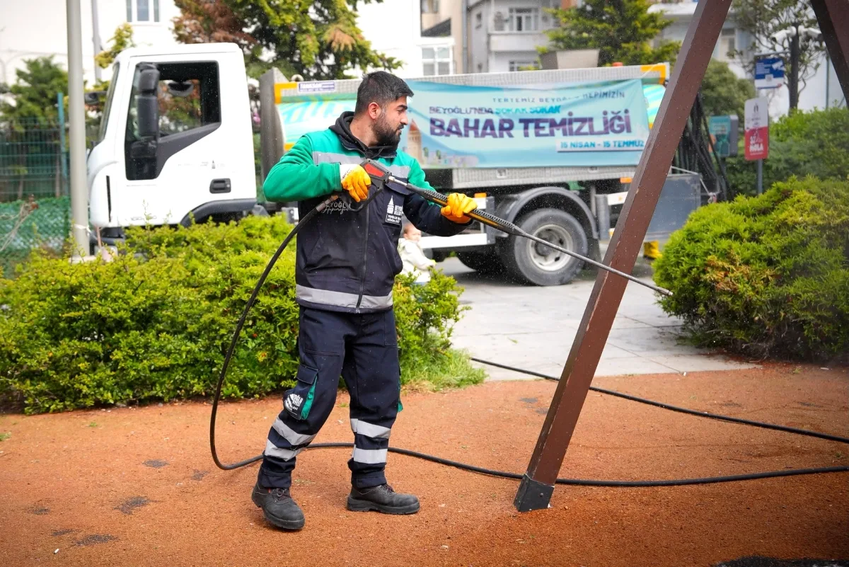 Beyoğlu'nda Yaz Hazırlığı: Park, Arazi ve Çöp Toplama Seferberliği Beyoğlu'nda Yaz Hazırlığı: Park, Arazi ve Çöp Toplama Seferberliği