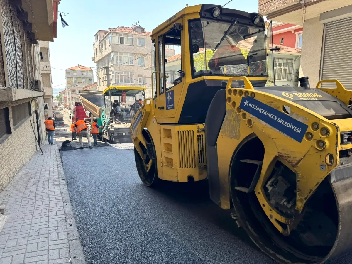 Küçükçekmece Kanarya'da Asfalt Yenileme Çalışmaları Sürüyor Küçükçekmece Kanarya'da Asfalt Yenileme Çalışmaları Sürüyor