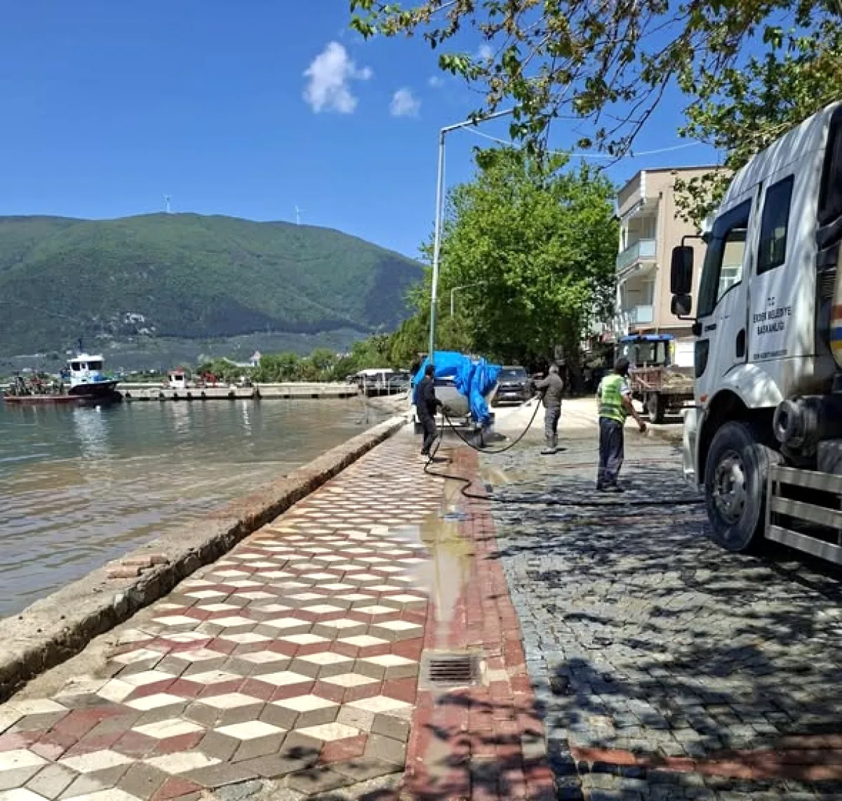 Erdek'te Temizlik Seferberliği: Ocaklar Mahallesi'nde Yol Yıkama Çalışmaları Başladı Erdek'te Temizlik Seferberliği: Ocaklar Mahallesi'nde Yol Yıkama Çalışmaları Başladı