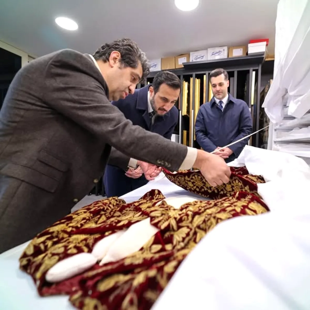 Özdemir, Üsküdar'da Tarihi Eser Koleksiyonunu İnceledi Özdemir, Üsküdar'da Tarihi Eser Koleksiyonunu İnceledi