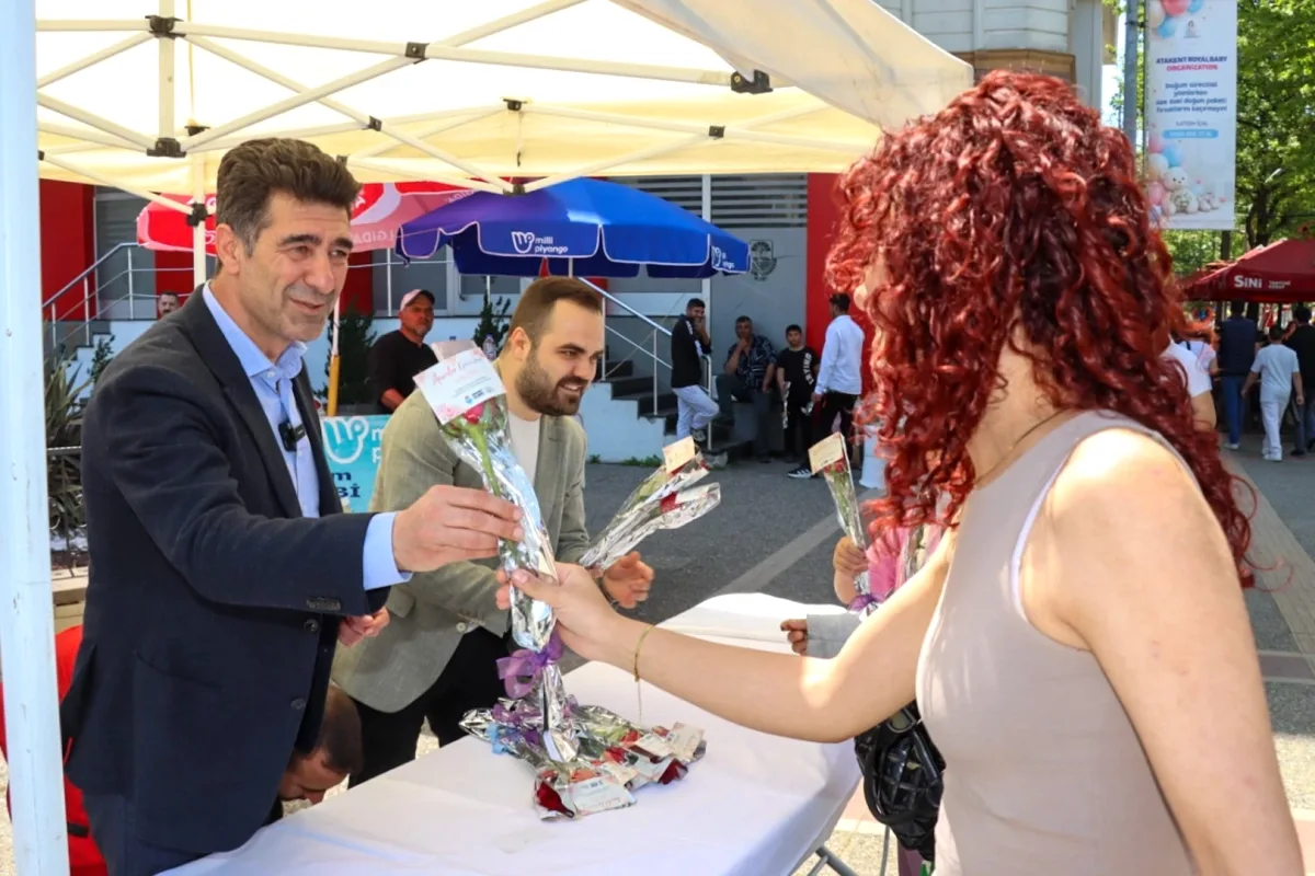 Yalova Belediyesi Anneler Günü İçin Çiçek Dağıtımı Düzenliyor Yalova Belediyesi Anneler Günü İçin Çiçek Dağıtımı Düzenliyor