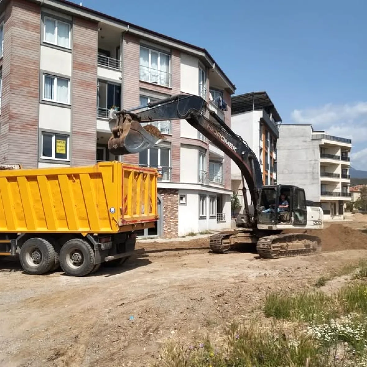 Eroğlan Mahallesi'nde 57 Alay Caddesi'nde Zemin Hazırlık Çalışması Başladı Eroğlan Mahallesi'nde 57 Alay Caddesi'nde Zemin Hazırlık Çalışması Başladı